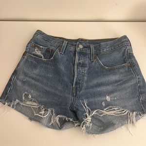 LEVIS 501 JEAN SHORTS SIZE W27